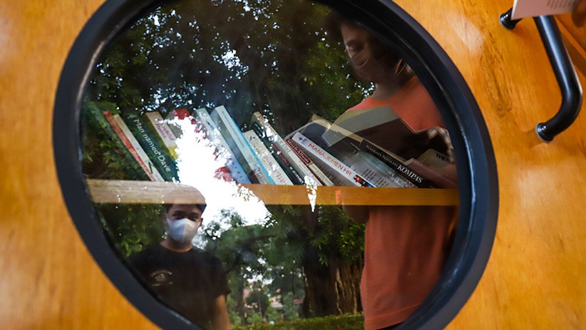 Membaca Buku di Perpustakaan Jalanan Bookhive - Bagian 1