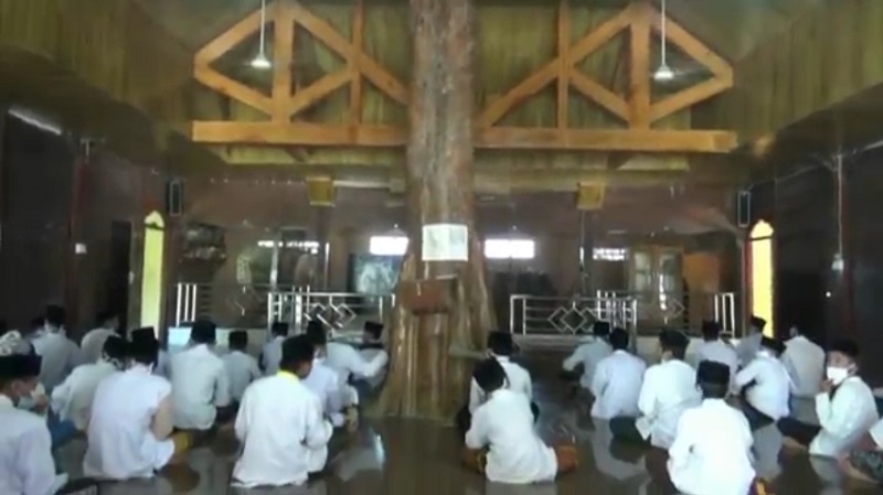 title Unik, Masjid di Tuban Ini Hanya Berdiri dengan Satu Tiang Utama Unik, Masjid di Tuban Ini Hanya Berdiri dengan Satu Tiang Utama