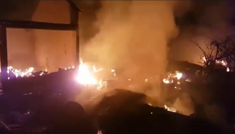 title Pasar Sanggala Tana Toraja Terbakar, 10 Rumah Ludes Dilalap Api Pasar Sanggala Tana Toraja Terbakar, 10 Rumah Ludes Dilalap Api