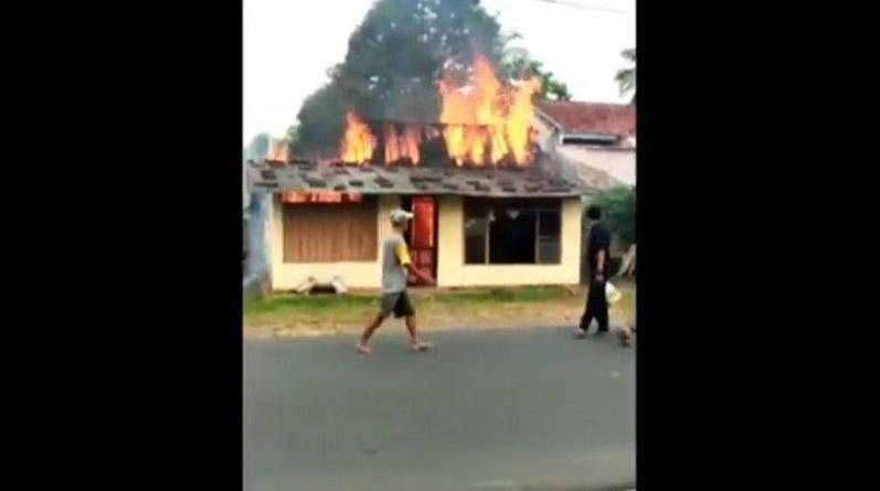 Diduga akibat Korsleting Listrik, Rumah Ludes Terbakar di Banyumas 