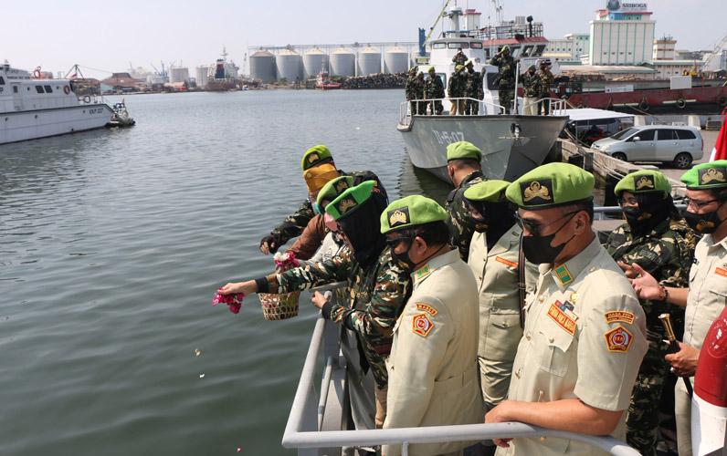 title Penghormatan untuk 53 Awak KRI Nanggala, Legiun Veteran Gelar Salat Gaib dan Tabur Bunga Penghormatan untuk 53 Awak KRI Nanggala, Legiun Veteran Gelar Salat Gaib dan Tabur Bunga