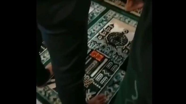 title Viral Pria Main Domino di HP saat Salat Tarawih, MPU Lhokseumawe Minta Polisi Usut Viral Pria Main Domino di HP saat Salat Tarawih, MPU Lhokseumawe Minta Polisi Usut