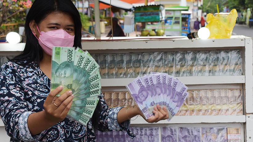 Jasa Penukaran Uang Baru di Alun-Alun Kota Madiun, Penjual Untung 10 Persen - Bagian 1