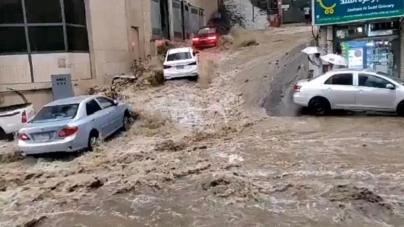 Makkah Banjir, Ribuan Petugas Dikerahkan Bersihkan Masjidil Haram
