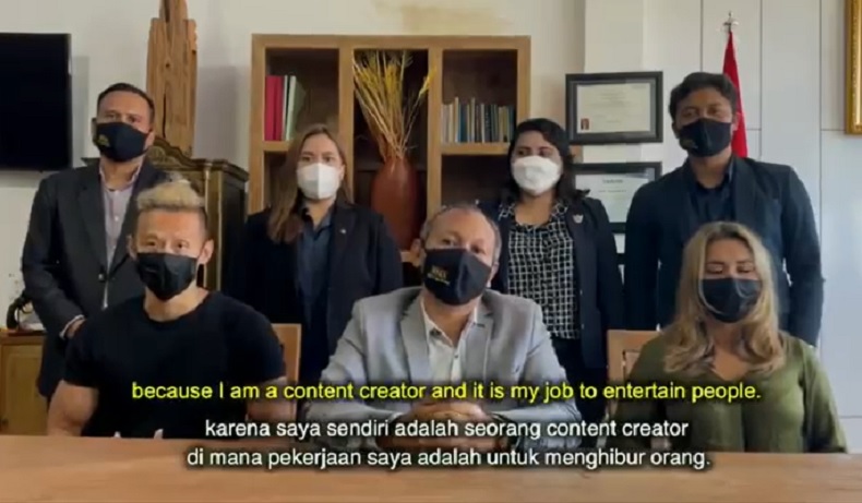 title Bule yang Melukis Masker di Wajah Minta Maaf, Mengaku Untuk Konten Hiburan Bule yang Melukis Masker di Wajah Minta Maaf, Mengaku Untuk Konten Hiburan