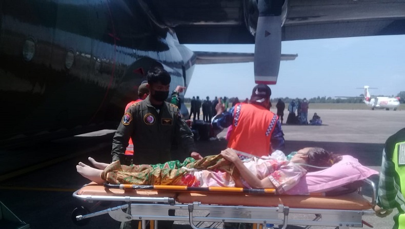 TNI AU Evakuasi Wanita Penderita Kanker dari Natuna ke Batam untuk Berobat