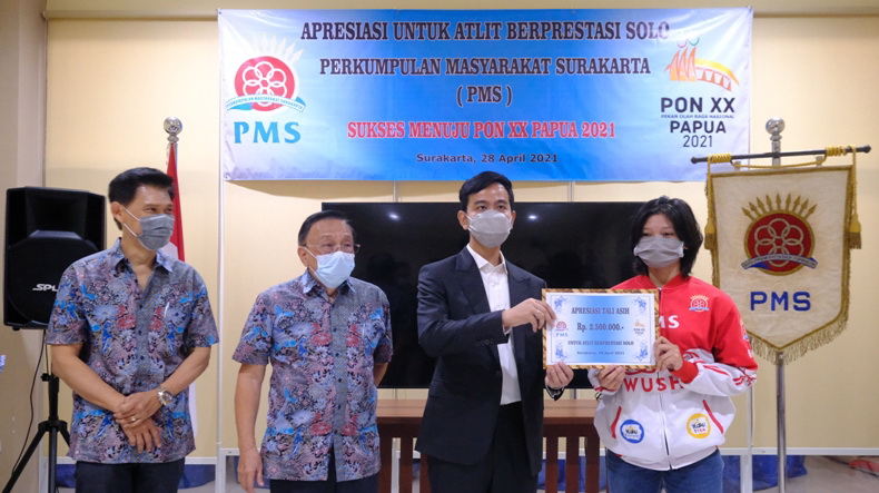 Gibran Serahkan Dana Apresiasi untuk Atlet Binaan PMS