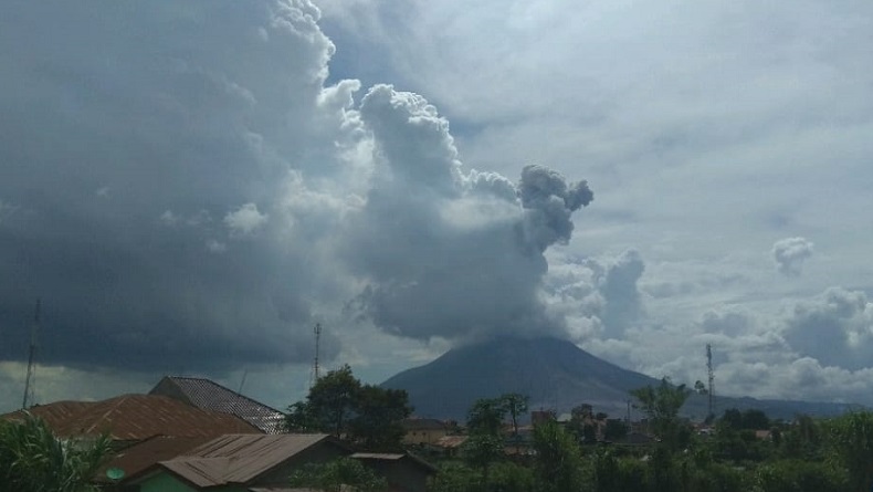 Gunung Sinabung Erupsi Ketiga Hari Ini, Lontarkan Abu Sejauh 1 Km
