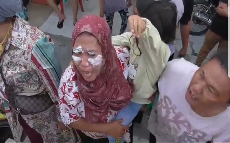 Terkena Tembakan Gas Air Mata Polisi, Emak-Emak di Medan Belawan Mengamuk