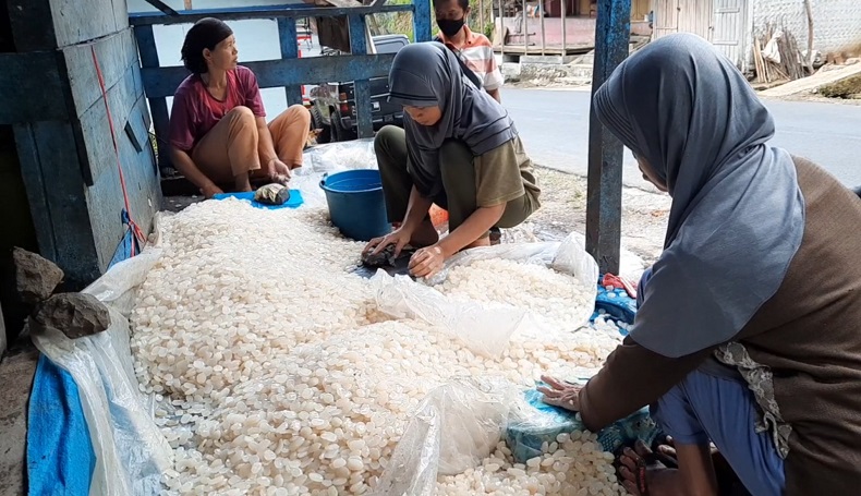 Petani di Tasikmalaya Mendadak Pindah Profesi, Ini Pekerjaan Barunya saat Puasa