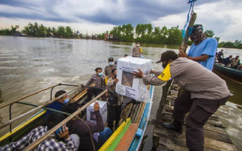 title Gunakan Kapal Klotok, Ini Perjuangan Pendistribusian Logistik PSU Pilwali Banjarmasin Gunakan Kapal Klotok, Ini Perjuangan Pendistribusian Logistik PSU Pilwali Banjarmasin