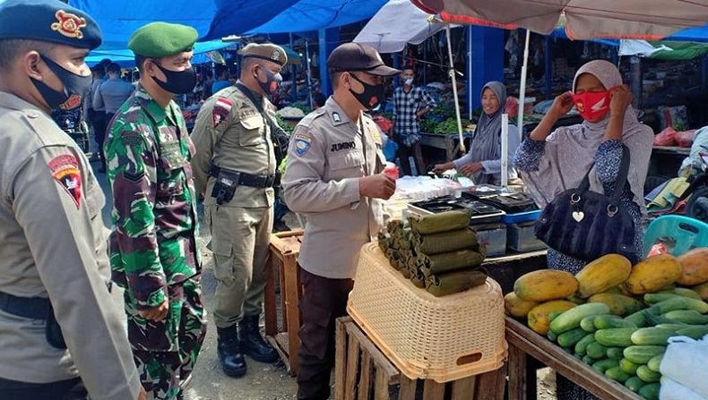 Abaikan Prokes, Puluhan Pengunjung Pasar di Banda Aceh Ditegur Petugas Gabungan