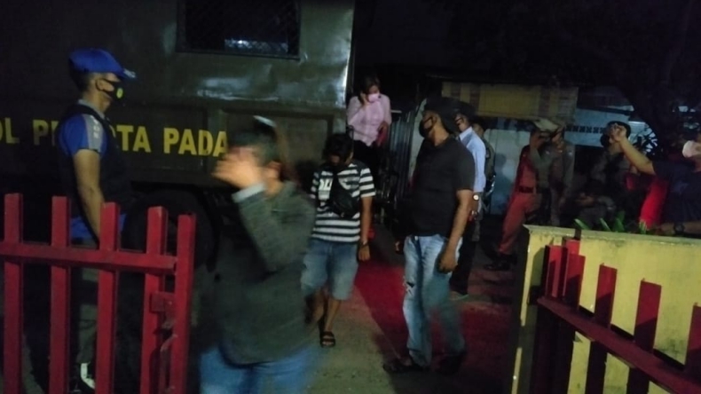 Buka Tempat Karaoke Saat Ramadan 4 Wanita Pemandu Lagu Digiring Satpol Pp Bagian 1