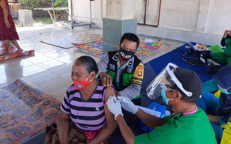 Vaksinasi Covid-19 untuk Lansia di Lembar Dikebut