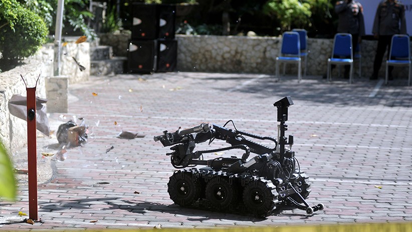 Aksi Robot Penjinak Bom Bantu Gegana Ledakkan Benda Mencurigakan - Bagian 1