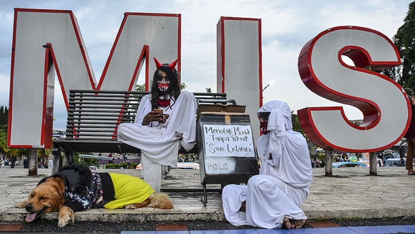 Protes Tempat Wisata Dibuka, Pria Berkostum Hantu Muncul di Alun-Alun Ciamis - Bagian 2