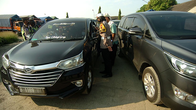 Antisipasi Mudik Awal, Polisi Periksa Kendaraan di Jalur Pantura - Bagian 1