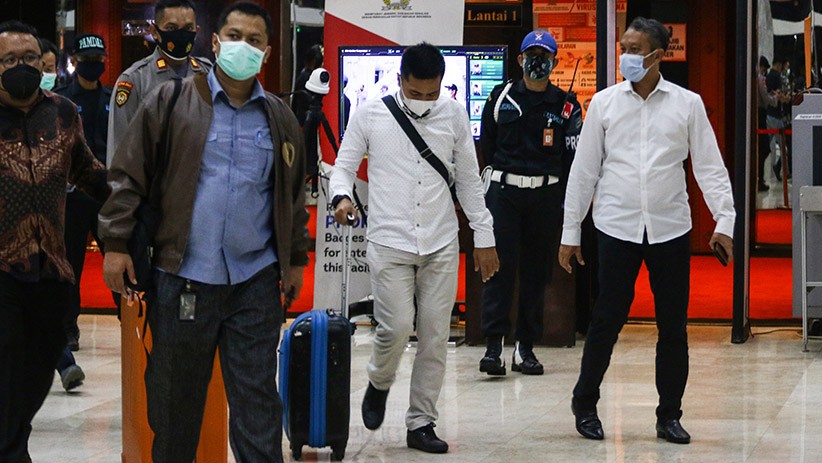 Geledah Ruang Kerja Azis Syamsuddin, KPK Bawa Sejumlah Koper Barang Bukti - Bagian 2