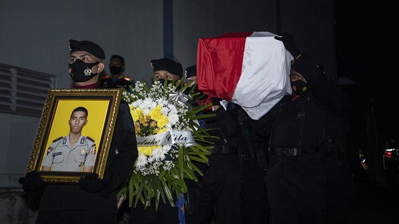 Jenazah Polisi Gugur Ditembak KST Papua Tiba di Palembang - Bagian 1