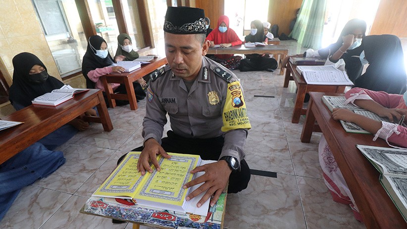Potret Personel Polri Mengajar Anak-Anak Kediri Membaca Alquran - Bagian 1