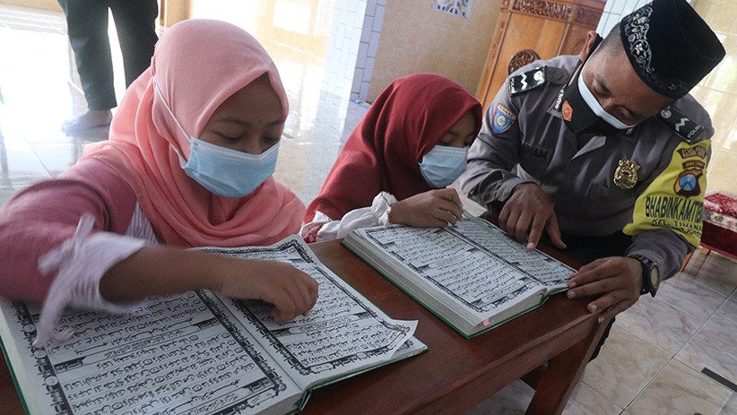Potret Personel Polri Mengajar Anak-Anak Kediri Membaca Alquran - Bagian 2