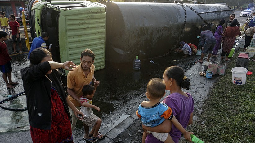 Warga Berebut Ambil Minyak Tumpah dari Truk Tangki Terguling di Pekalongan - Bagian 2
