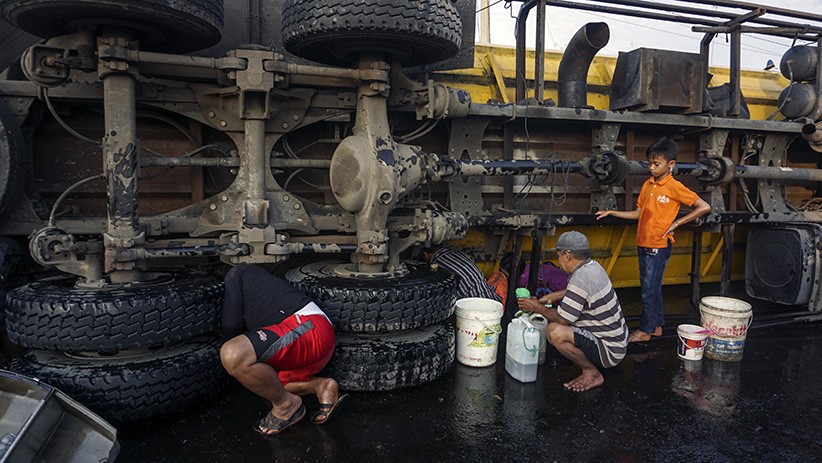 Warga Berebut Ambil Minyak Tumpah dari Truk Tangki Terguling di Pekalongan - Bagian 3