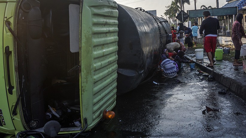 Warga Berebut Ambil Minyak Tumpah dari Truk Tangki Terguling di Pekalongan - Bagian 1