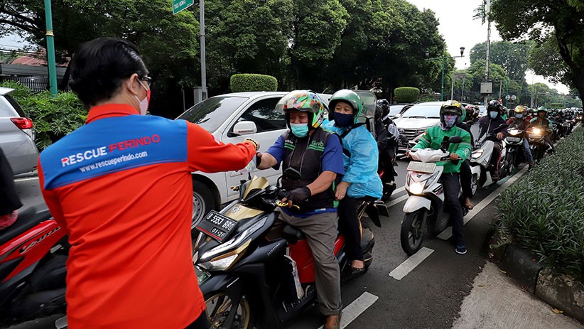 Foto Rescue Perindo Bagikan 400 Bungkus Takjil untuk Pengendara Bermotor - Bagian 4