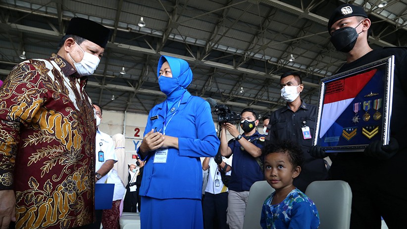 Dipimpin Prabowo, Upacara Kenaikan Pangkat Awak KRI Nanggala Diwarnai Isak Tangis - Bagian 2