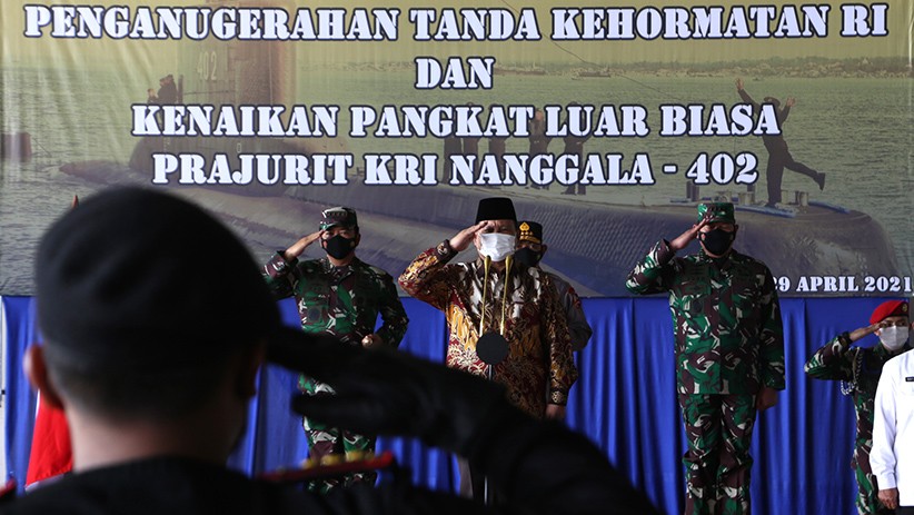 Dipimpin Prabowo, Upacara Kenaikan Pangkat Awak KRI Nanggala Diwarnai Isak Tangis - Bagian 3