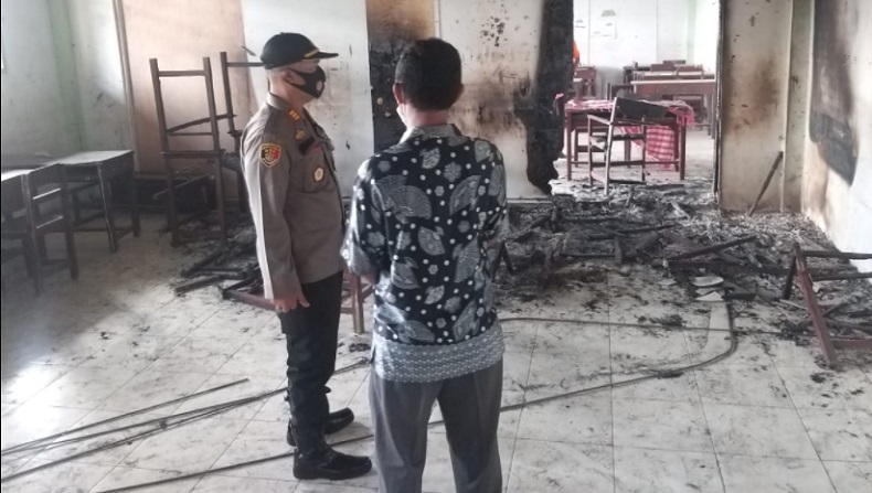 2 Ruang Kelas Sekolah Madrasah Tsanawiyah Deliserdang Terbakar