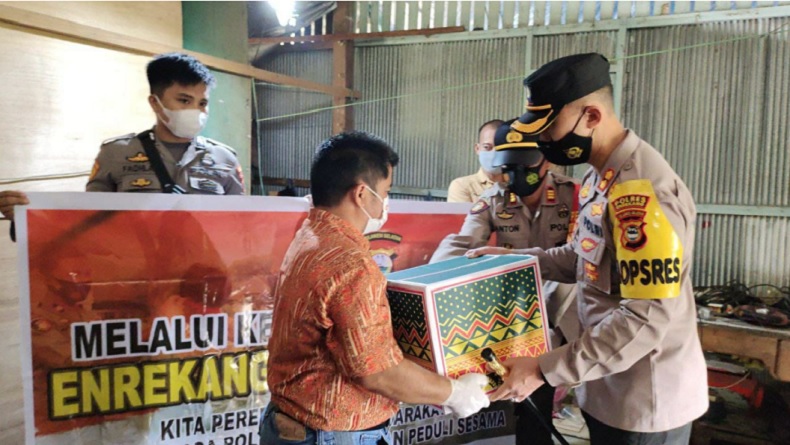 Peduli Warga Kurang Mampu, Kapolres Enrekang Berikan Bantuan lewat Program Enrekang Police Care