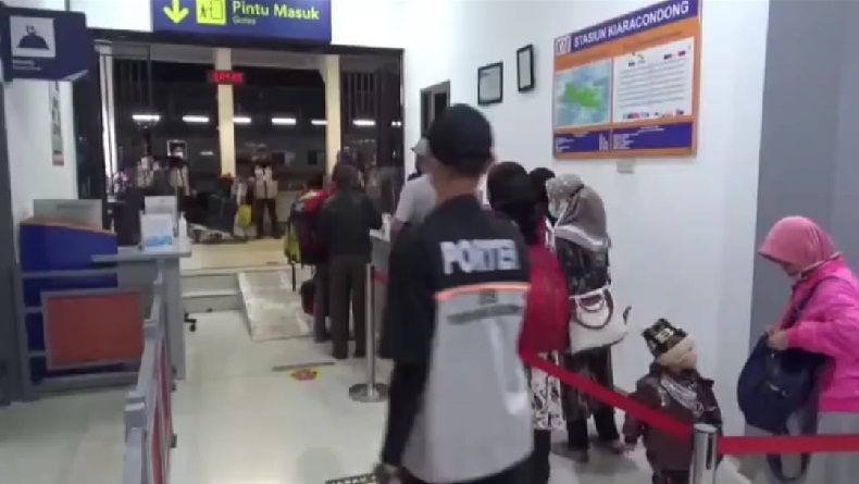 title Hindari Larangan Mudik, Ratusan Pemudik ke Jateng dan Jatim Padati Stasiun Kiaracondong Hindari Larangan Mudik, Ratusan Pemudik ke Jateng dan Jatim Padati Stasiun Kiaracondong