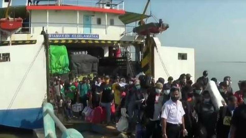 Ratusan Pemudik dari Kalimantan Tengah Tiba di Pelabuhan Tanjung Kendal 