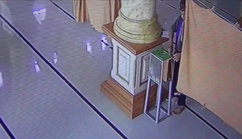 Tak Berakhlak, Pria Berkopiah Merah Gasak Uang Kotak Amal di Masjid Al Ikhlas Subang