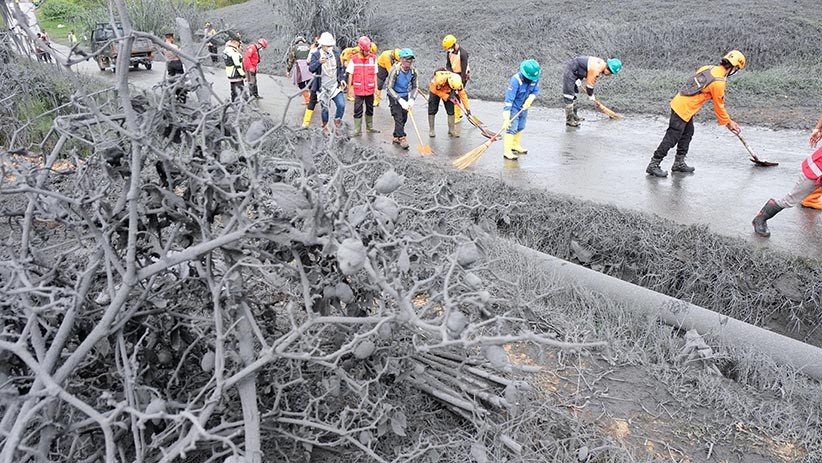 Jalanan Dipenuhi Lumpur Bekas Erupsi Kawah Sileri Dieng Mulai Dibersihkan