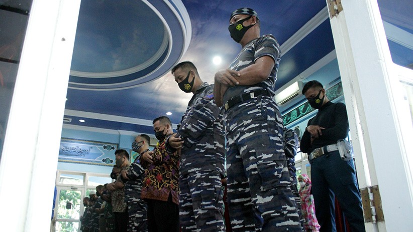Prajurit TNI AL Salat Gaib Doakan Awak KRI Nanggala - Bagian 2