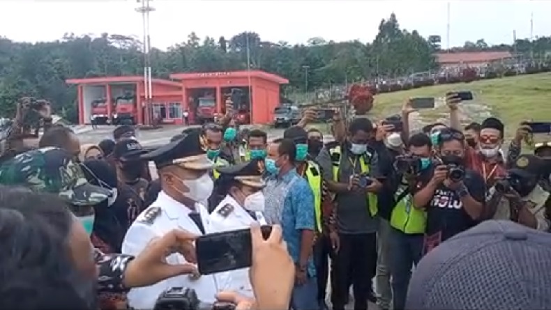 Bikin Kerumunan, Warga Fakfak Ramai-Ramai Jemput Bupati di Bandara