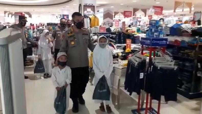 Ramadan, Kapolresta Manado Ajak 23 Anak Yatim Belanja Baju Lebaran di Mal