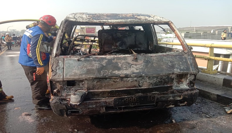 title Hindari Emak-emak Bawa Motor, Minibus Tabrak Pembatas dan Terbakar Hindari Emak-emak Bawa Motor, Minibus Tabrak Pembatas dan Terbakar