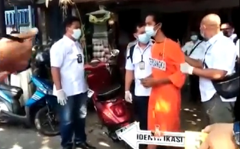 title Rekonstruksi Pembunuhan Nenek di Buleleng, Ini 45 Adegan Pelaku Habisi Korban Rekonstruksi Pembunuhan Nenek di Buleleng, Ini 45 Adegan Pelaku Habisi Korban