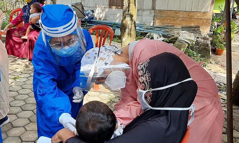 Cegah Penyebaran Klaster Tarawih, Puluhan Warga Desa Pekaja Banyumas Jalani Tes PCR