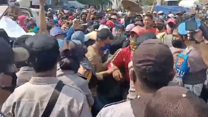 Unjuk Rasa Warga Tuntut Ganti Rugi Dampak Ledakan Tangki Pertamina Balongan Ricuh