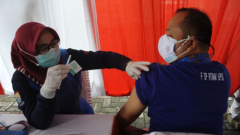 Hari Buruh, Ratusan Pekerja Disuntik Vaksin Covid-19 - Bagian 1