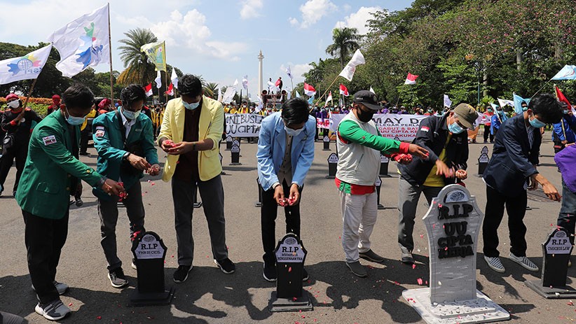 Aksi Hari Buruh 2021 di Jakarta, Massa Bawa Batu Nisan - Bagian 4