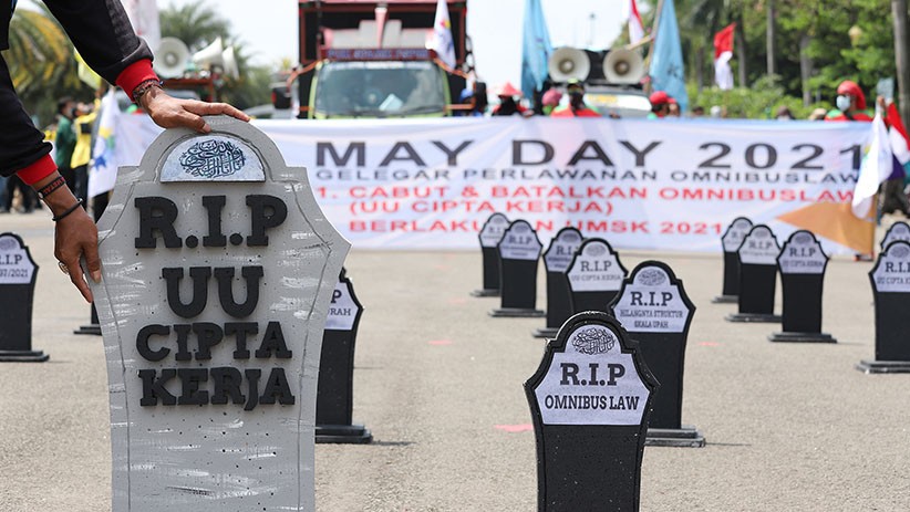 Aksi Hari Buruh 2021 di Jakarta, Massa Bawa Batu Nisan - Bagian 2