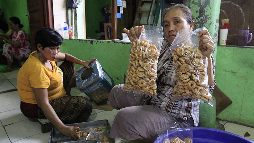 Melihat Kesibukan Industri Rumahan Kue Kering Khas Lebaran - Bagian 4