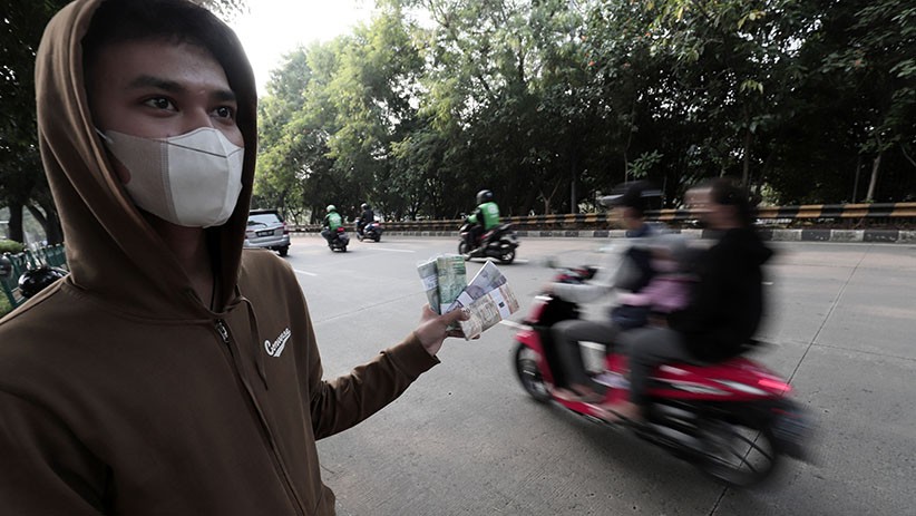 Jelang Lebaran, Jasa Penukaran Uang Baru Mulai Marak di Jalanan - Bagian 3