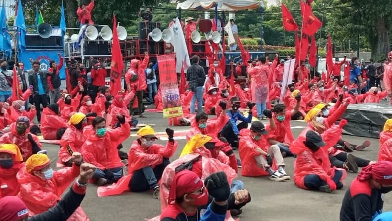 Aksi Buruh Pakai APD saat Demo May Day di Gedung Sate: Tuntut Bayar THR Full
